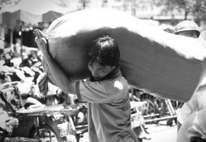 van-chuyen-vat-lieu-bang-suc-nguoi